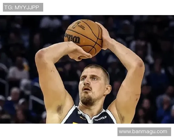 约基奇跨界挑战足球明星身份展现全能运动员魅力与激情 约基奇跨界挑战足球明星身份展现全能运动员魅力与激情